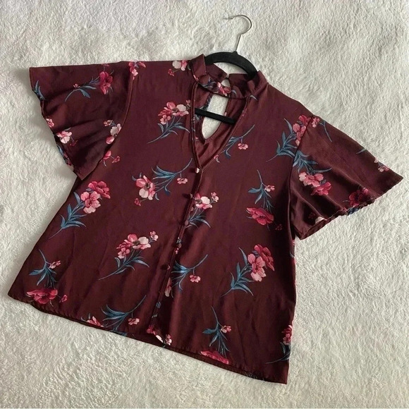 Floral Keyhole Top​ - Picture 2 of 5